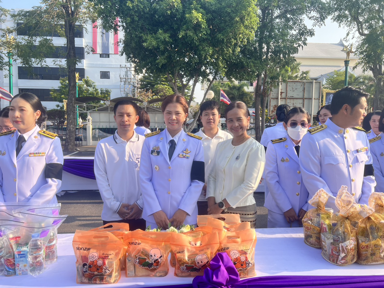 title - ปฏิรูปที่ดินจังหวัดเพชรบุรี พร้อมด้วย เจ้าหน้าที่ ส.ป.ก.เพชรบุรี ร่วมพิธีทำบุญตักบาตร และถวายพระพรชัยมงคล แด่สมเด็จพระกนิษฐาธิราชเจ้ากรมสมเด็จพระเทพรัตนราชสุดาฯ สยามบรมราชกุมารี เนื่องในโอกาสวันคล้ายวันพระราชสมภพฯ